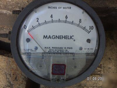 Dwyer magnehelicÂ® 2010AV differential pressure gage