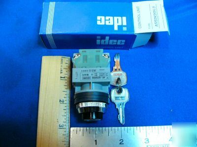 New idec key selector switch 125V 5A - - in box