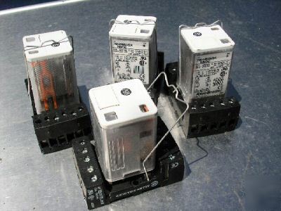 Allen bradley 700-HB32Z24 relay 10 amp blade w/ socket