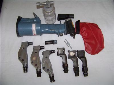 Cherrymax G747 rivet gun w/several heads 