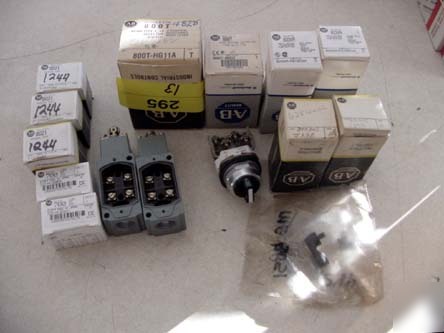 New 14PC allen bradley push button & limit switch lot 