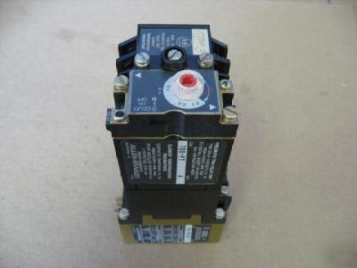 Allen bradley 700-PT800A1 pneumatic timing relay