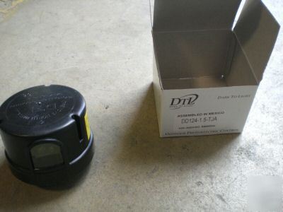 New lot of 3 dtl brand outdoor photoelectric control 