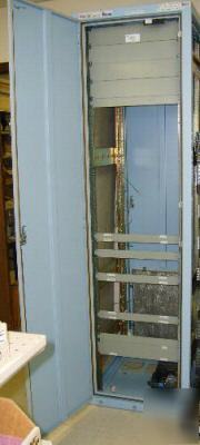 Eia enclosed rack cabinet