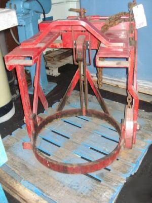 Fork lift mount drum dumper