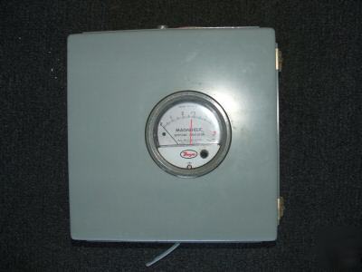 Magnehelic differential pressure gauge in hoffman box