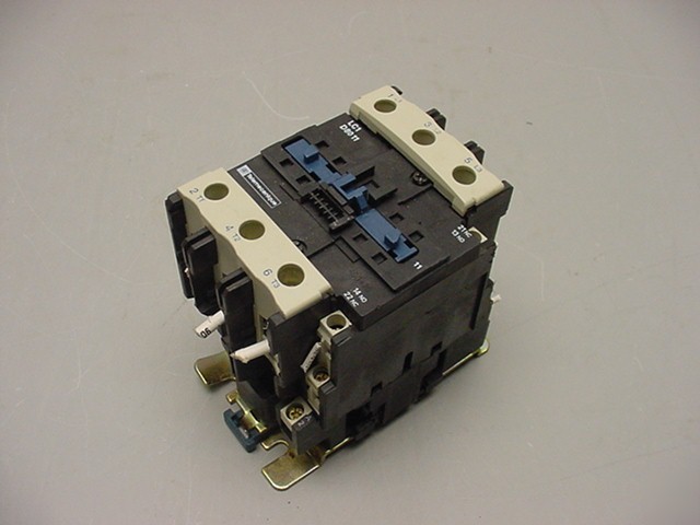 Telemecanique LC1 D8011 contactor 3P 125A 600VAC 120V 