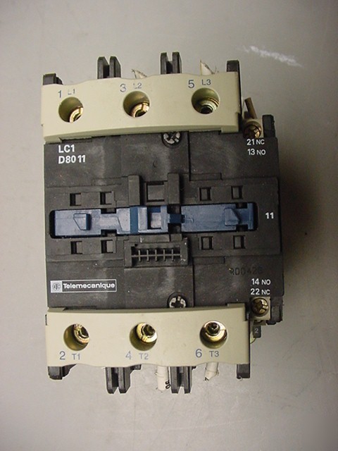 Telemecanique LC1 D8011 contactor 3P 125A 600VAC 120V 