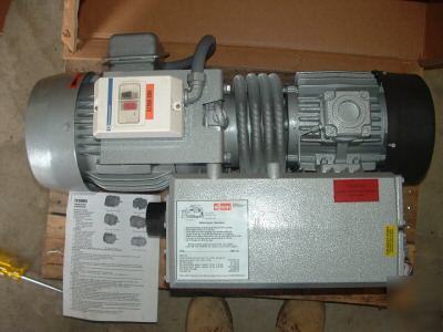 New busch vacuum pump R5 - RC0100.E506.1102 on crate