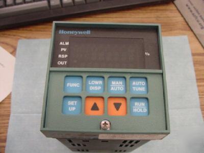 Honeywell DC3002-0-00A-1-00-0111 temp. controller <