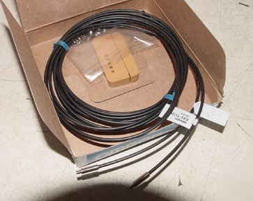 New omron fiber optic cable set E32-TC200 in box