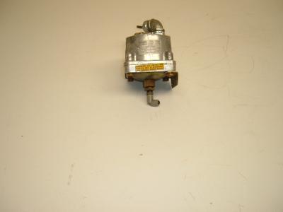 Pressure or vacuum actuated switch dit-H18