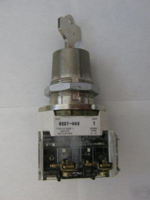 Allen bradley 800T-H48D1/t spring return lock + key 