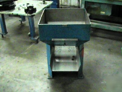 Vibratory parts feeder hopper 2-3 cub foot syntron fmc