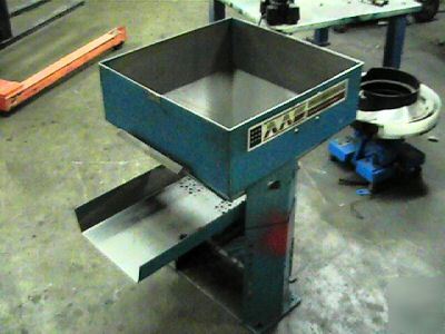 Vibratory parts feeder hopper 2-3 cub foot syntron fmc