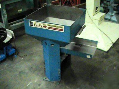 Vibratory parts feeder hopper 2-3 cub foot syntron fmc